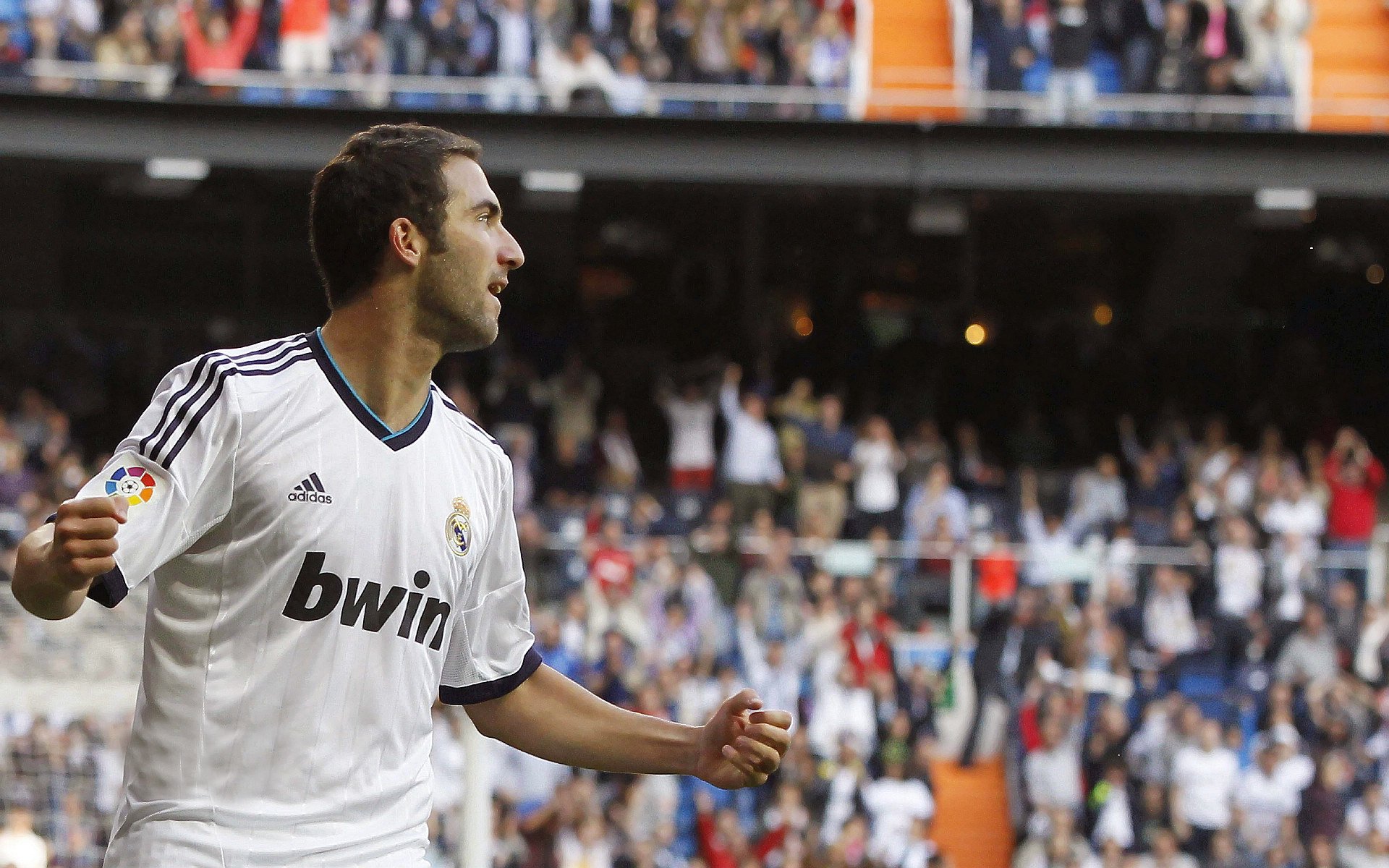 巴黎签下一名世界级中场,阵容更上一层楼,巴黎中场核心